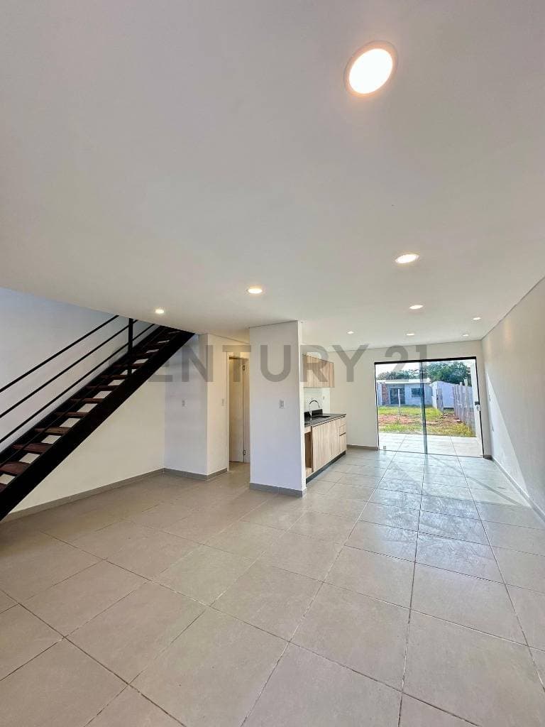 Duplex a estrenar en 1er barrio de Luque a metros de ruta Luque - limpio