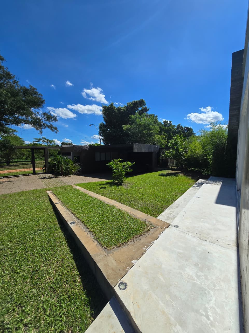 EN VENTA Residencia Estilo Contemporaneo sobre Lago Ypacaraí — foto 3
