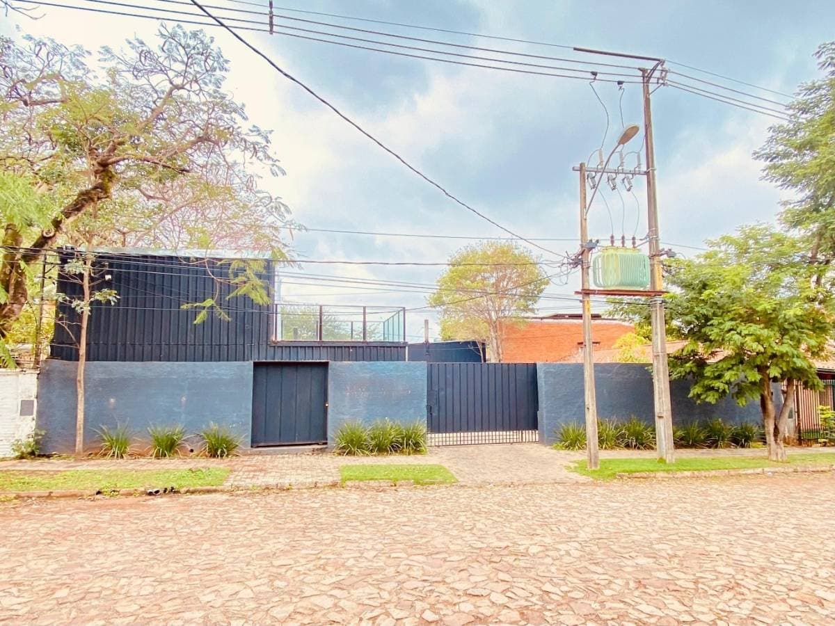 En alquiler de Show Room Con Oficinas y Tinglado o Deposito en Bo. Los Laureles, foto 3