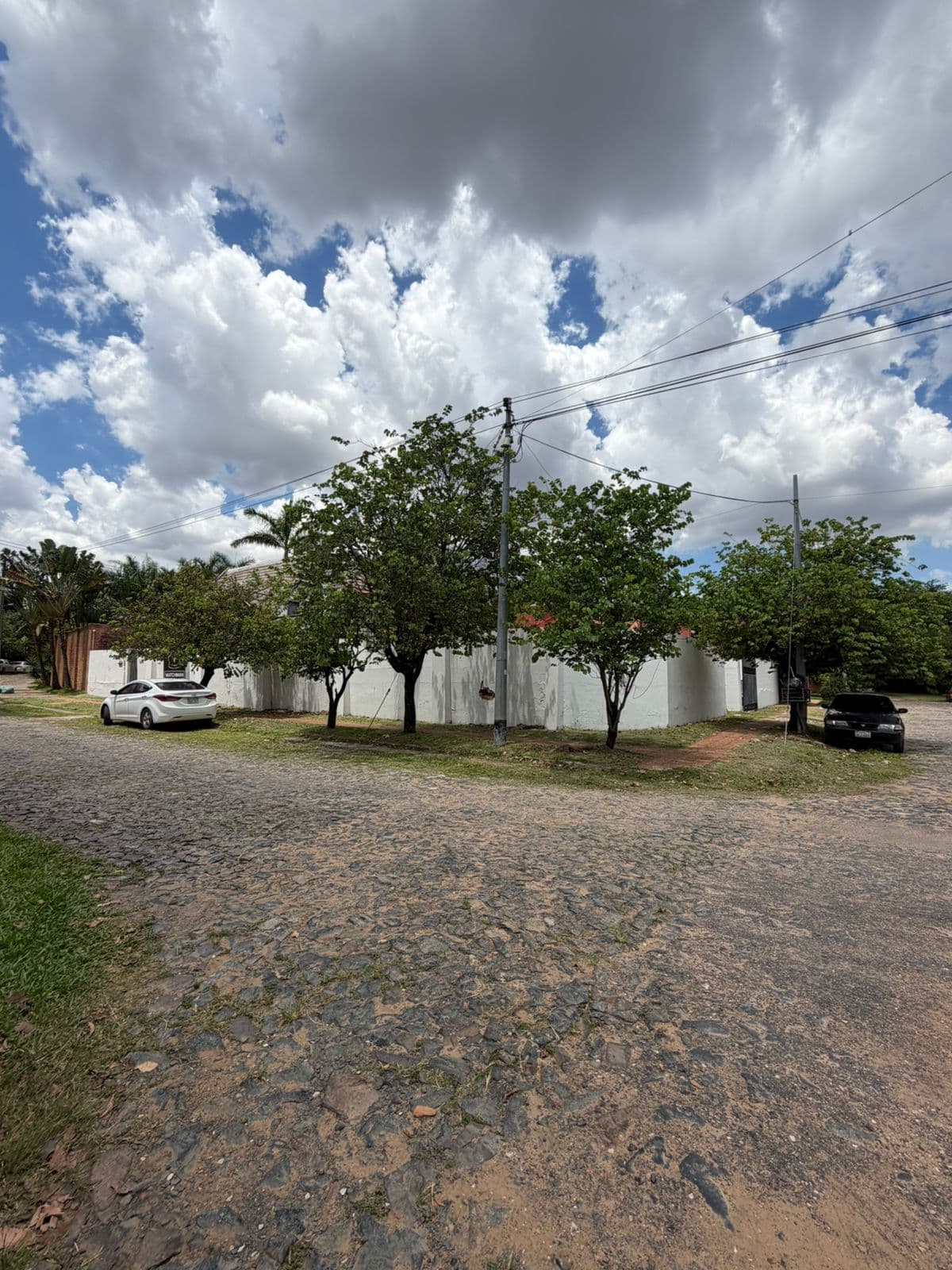 Venta de dos terrenos en esquina – ycua satí, a cuadras del goethe