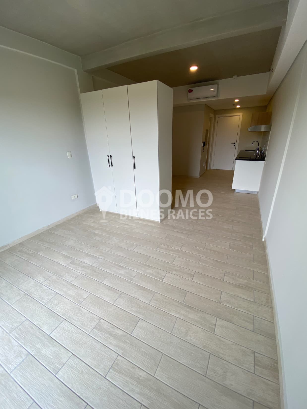 Gs. 2.900.000 alquiler amplio monoambiente a pasos del cit, foto 2