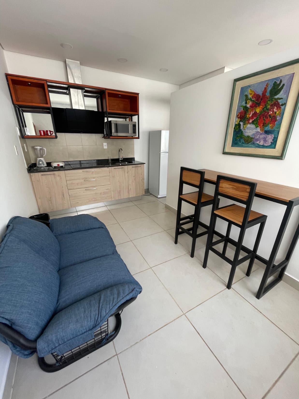 Villa Morra, en alquiler dpto amoblado de 1 dormitorio con cochera