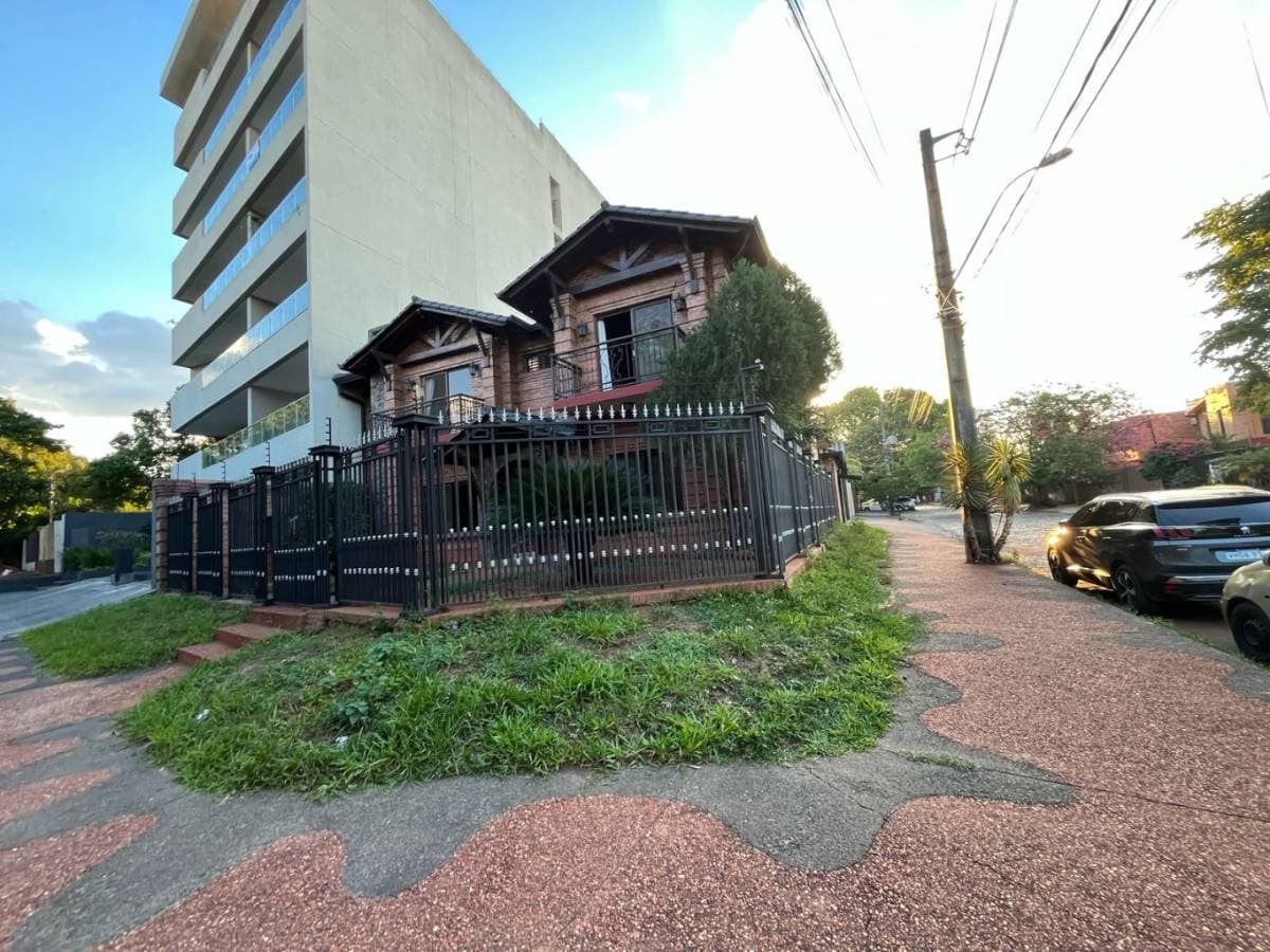 En venta hermosa y lujosa residencia en esquina en Villa Aurelia - Asunción, foto 2