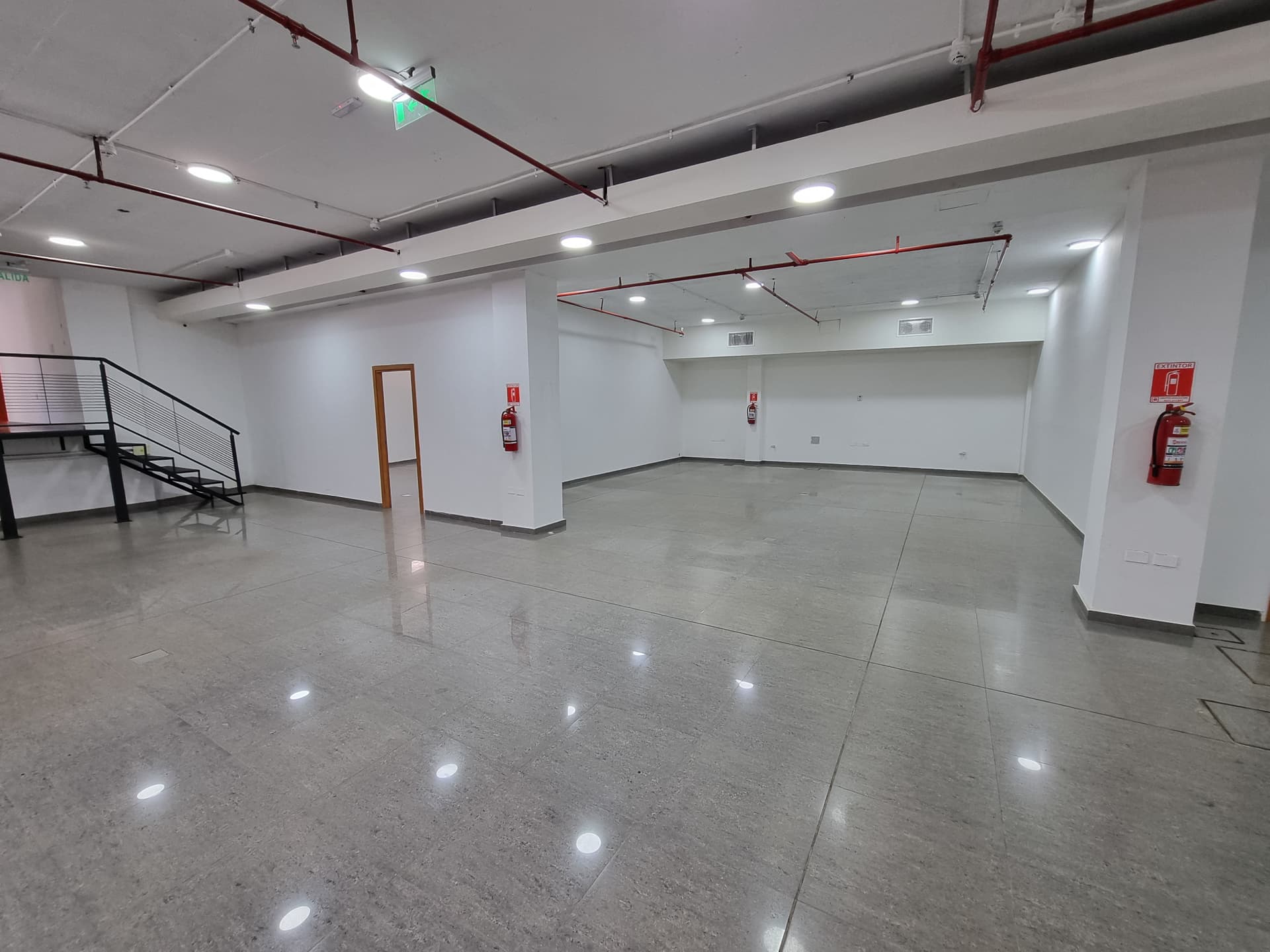 Para empresas edificio corporativo completo con showroom oficinas y estacionamientos para clientes y funcionarios sobre el nuevo eje de avenida artigas zona distrito perseverancia, foto 3
