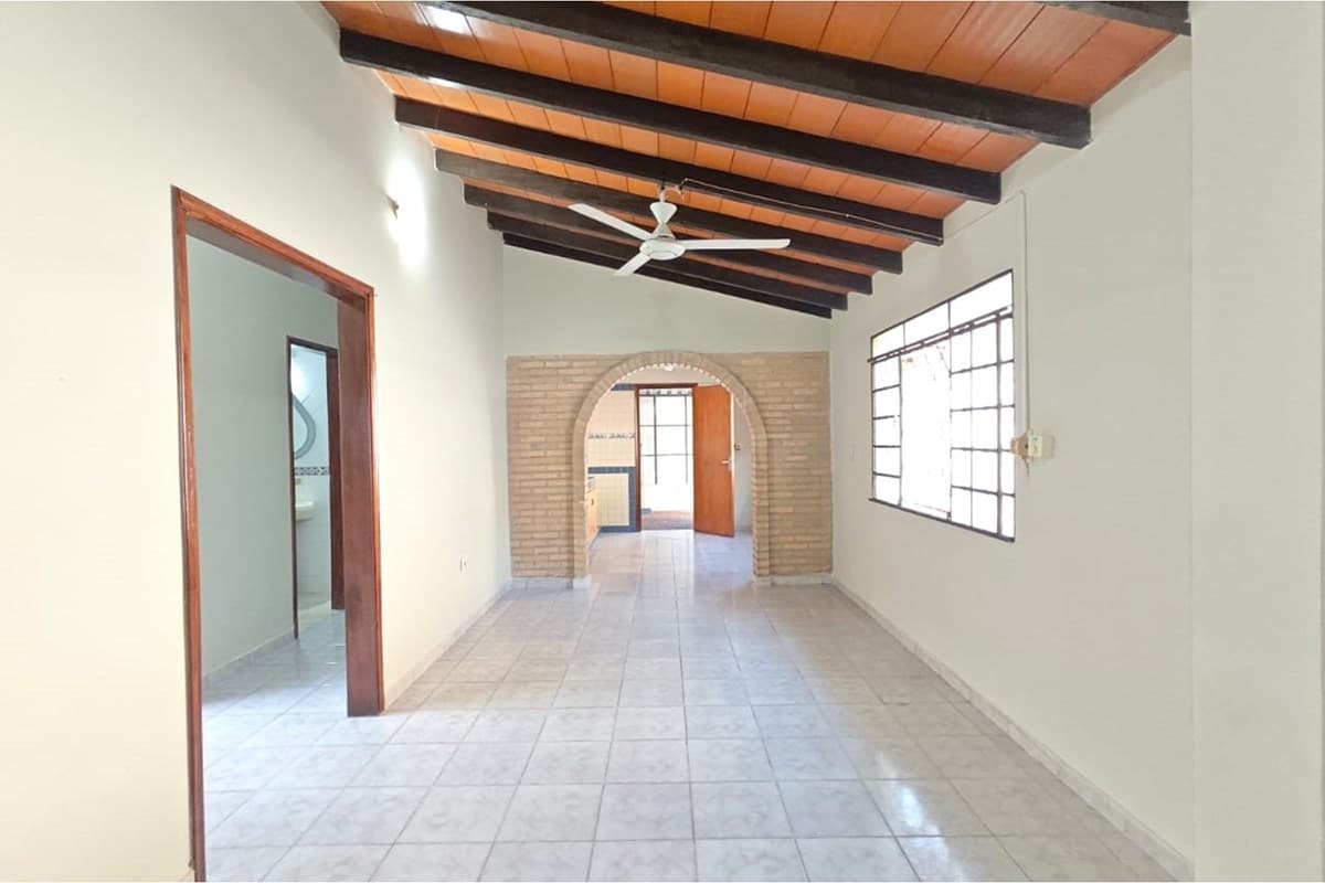 Casa-Alquiler-San Vicente de Paul c/Monseñor Juan Moleon, Republicano, Asunción, foto 2