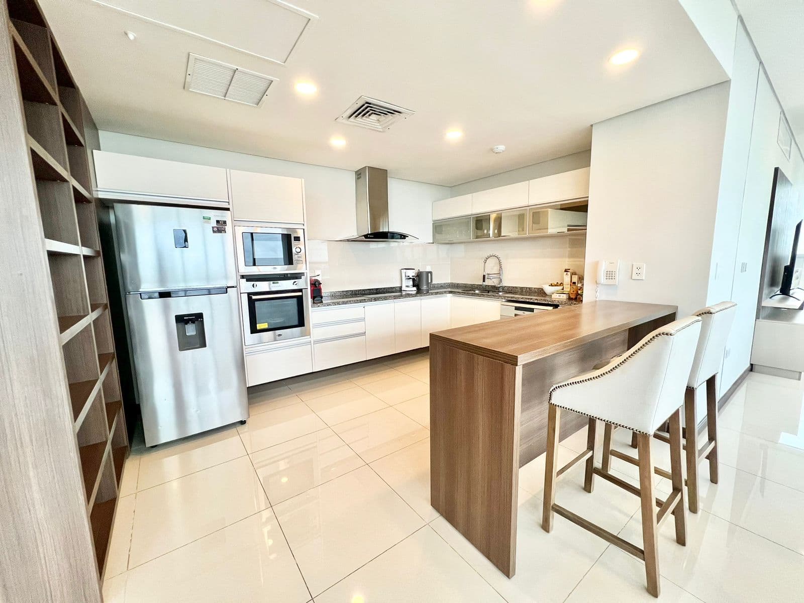 En Alquiler Departamento Amoblado Y Equipado En Piso 20 - Villa Morra A241, foto 4