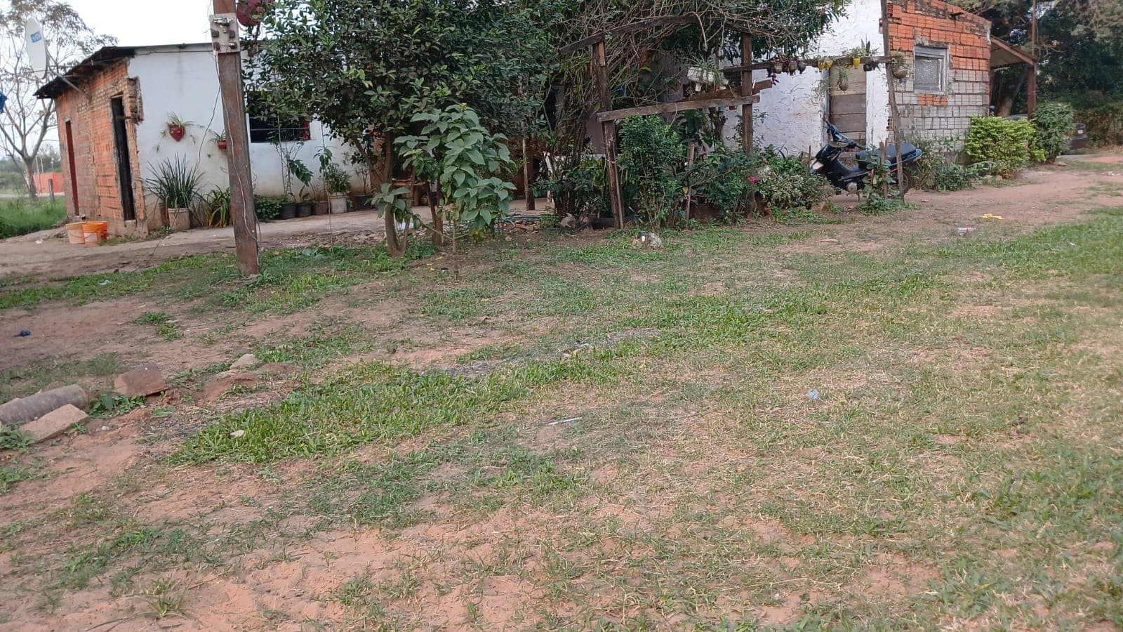 terreno con casita y un saloncito comercial en Limpio, foto 2