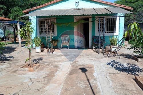Casa en venta, central Luque