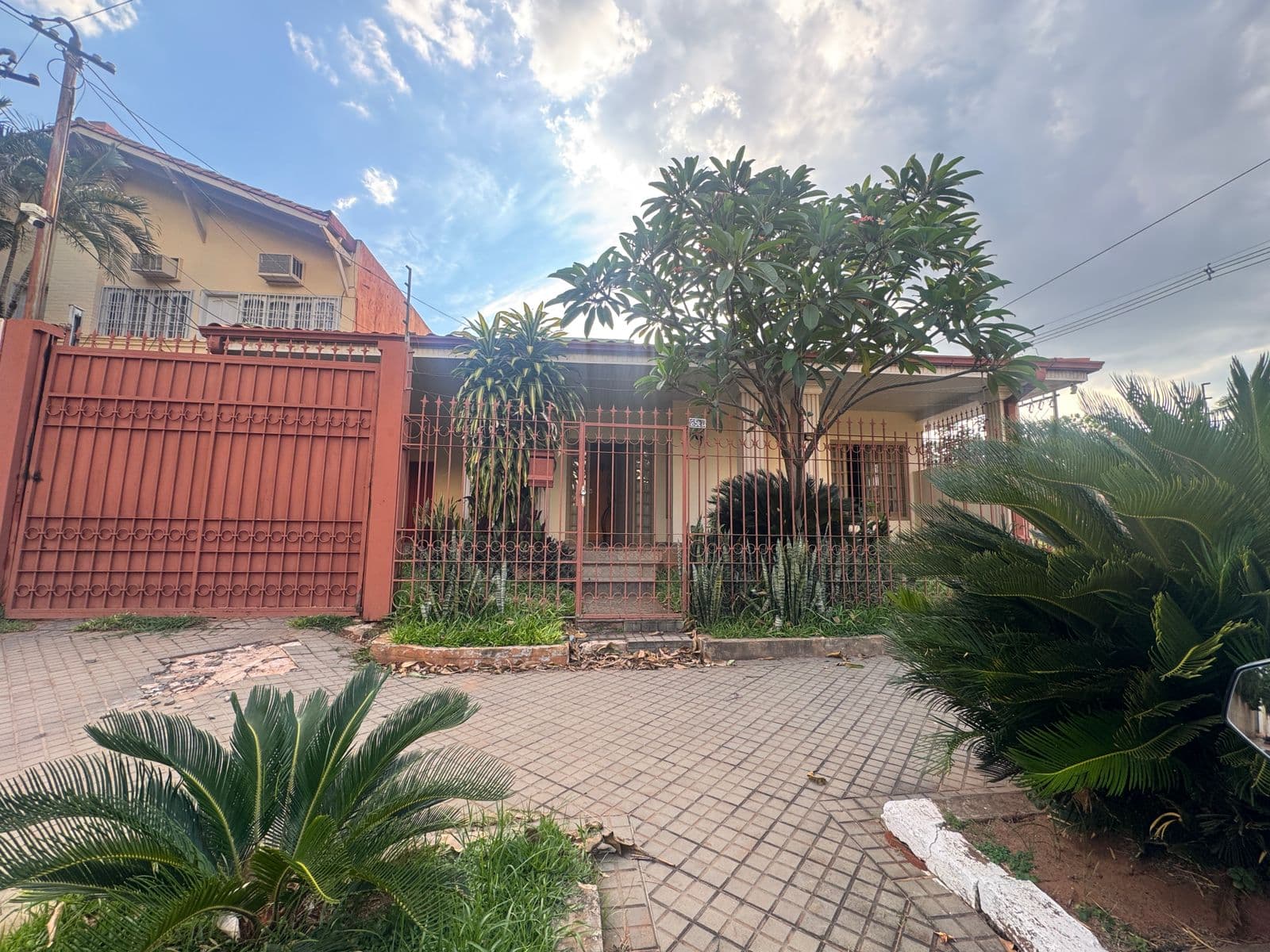 en Fernando de la Mora–Zona Norte|Propiedad en esquina con gran potencial, foto 2