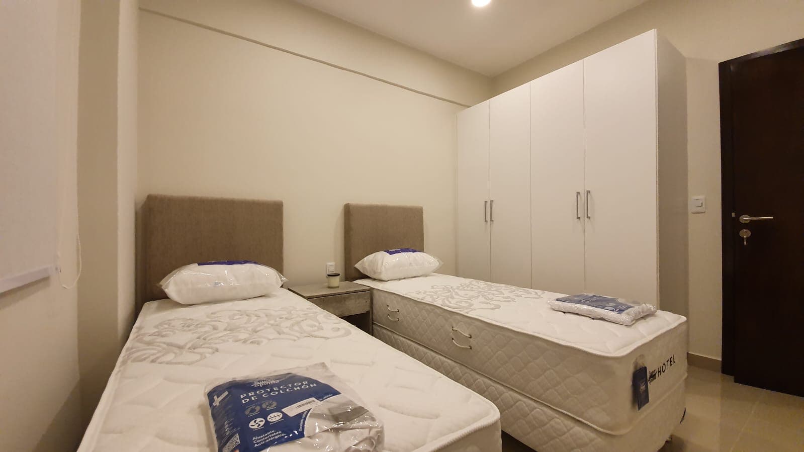 En alquiler departamento amoblado de 2 dormitorios con cochera zona Villa Morra, foto 4