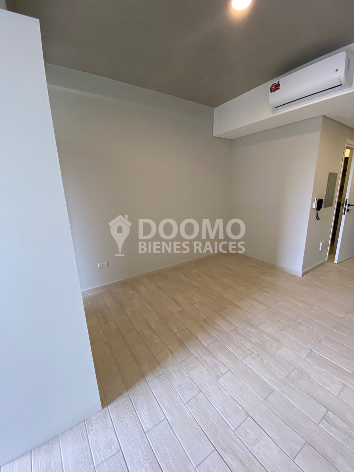 Gs. 2.900.000 alquiler amplio monoambiente a pasos del cit, foto 4