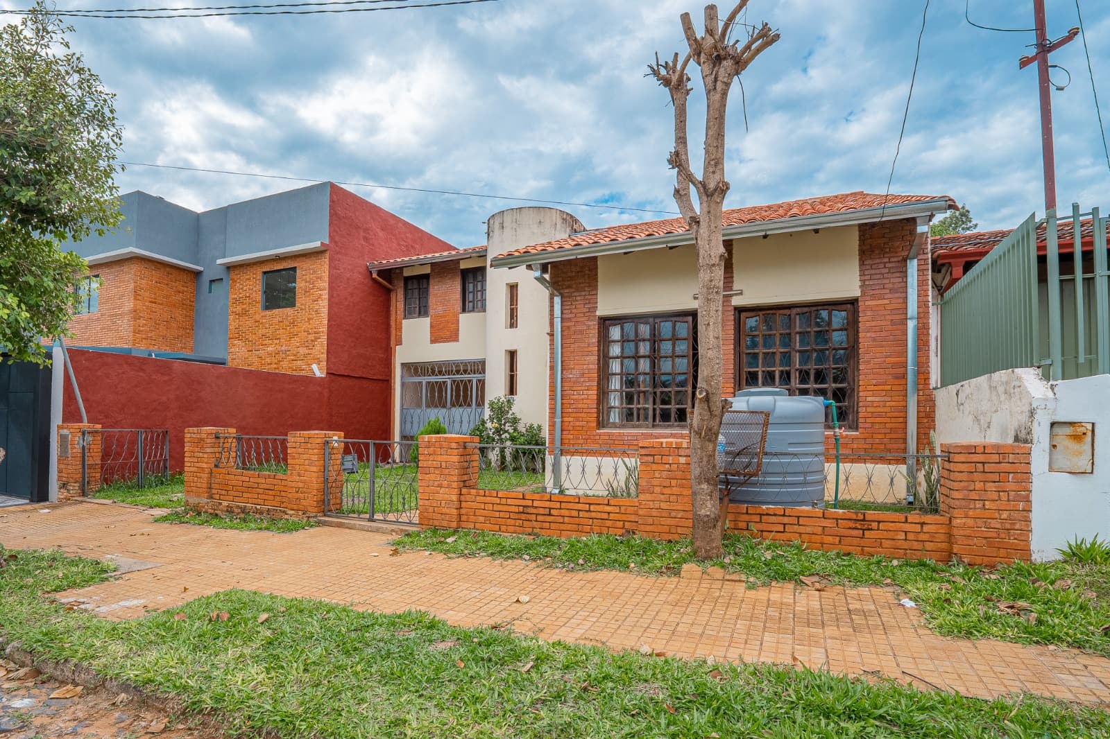 Oferta. Casa a precio de terreno en mburucuyá. Asuncion, foto 1