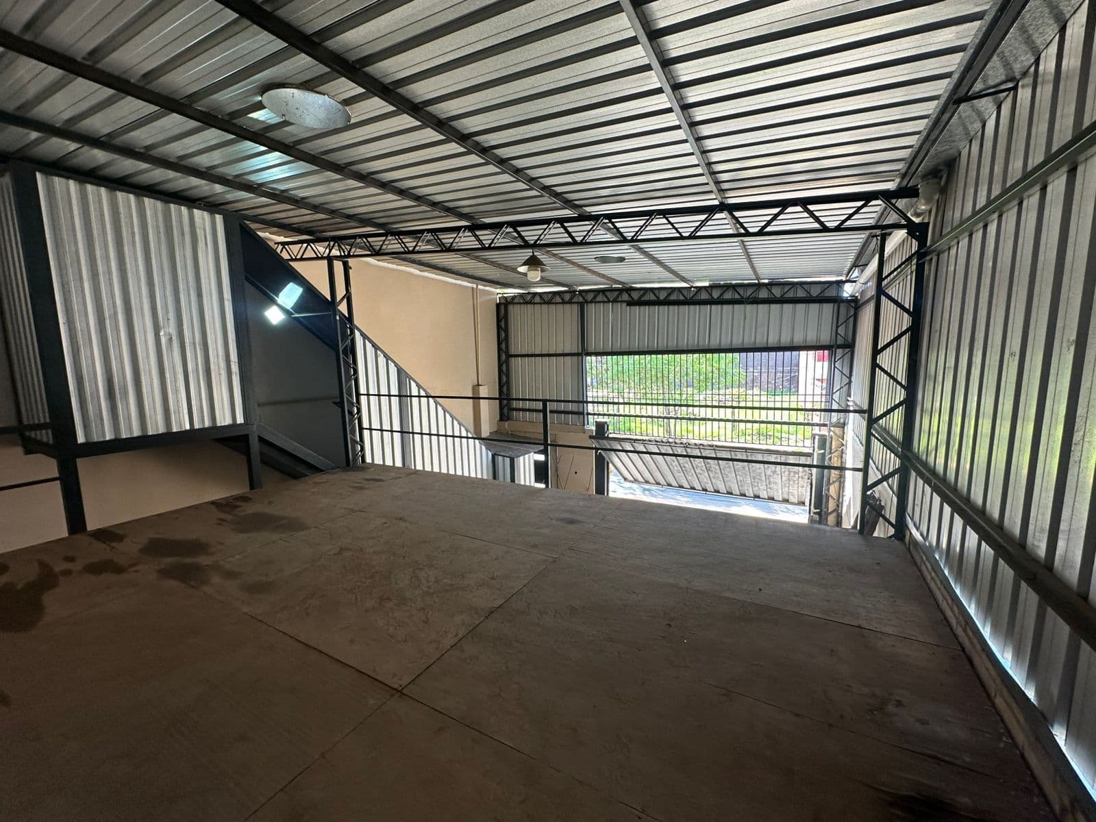 Salón comercial con oficinas y amplio depósito – Luque 4to barrio, foto 5