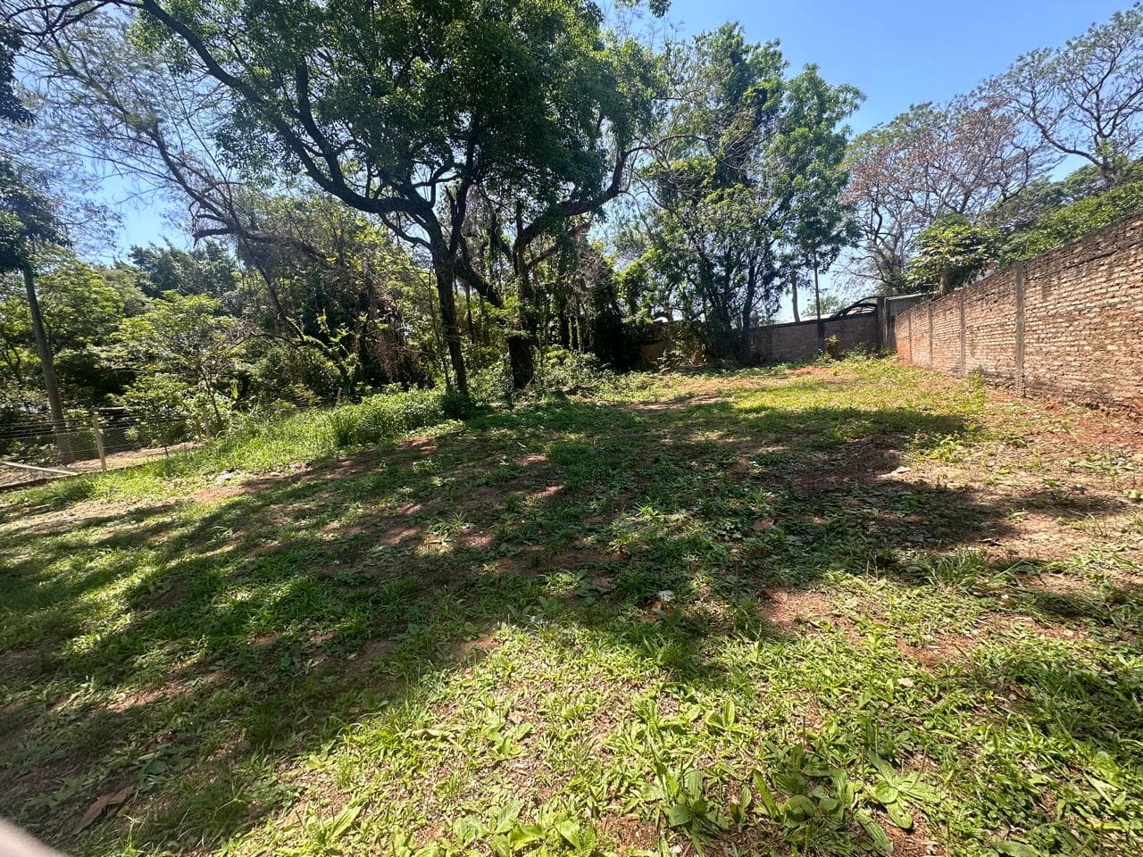 Vendo terreno en Fernando de la Mora z/ norte!!