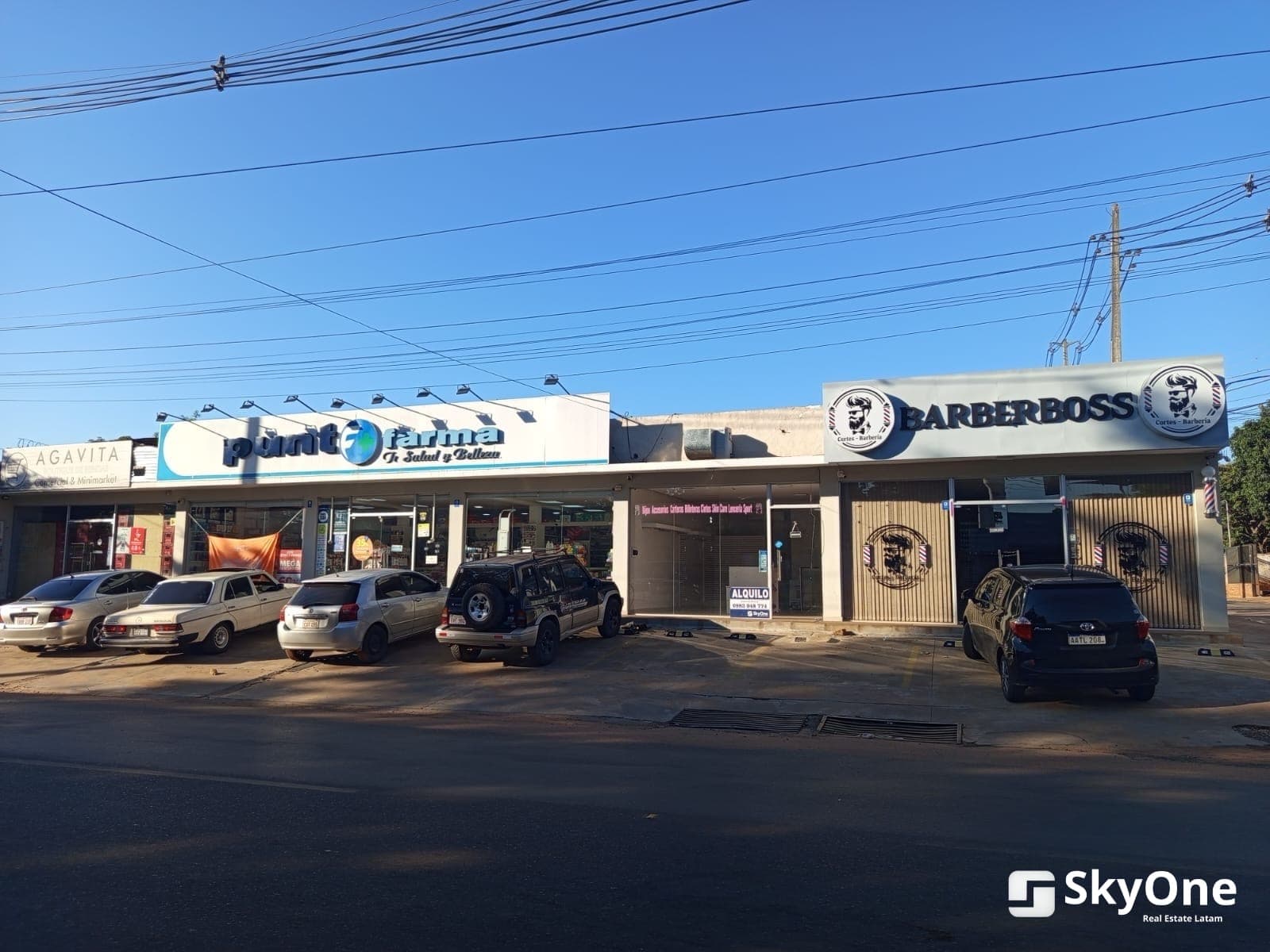 salón comercial sobre la avenida laguna grande — foto 1