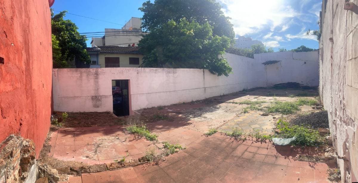 Terreno en esquina estratégica sobre las calles Tacuarí y Simón Bolívar, foto 2