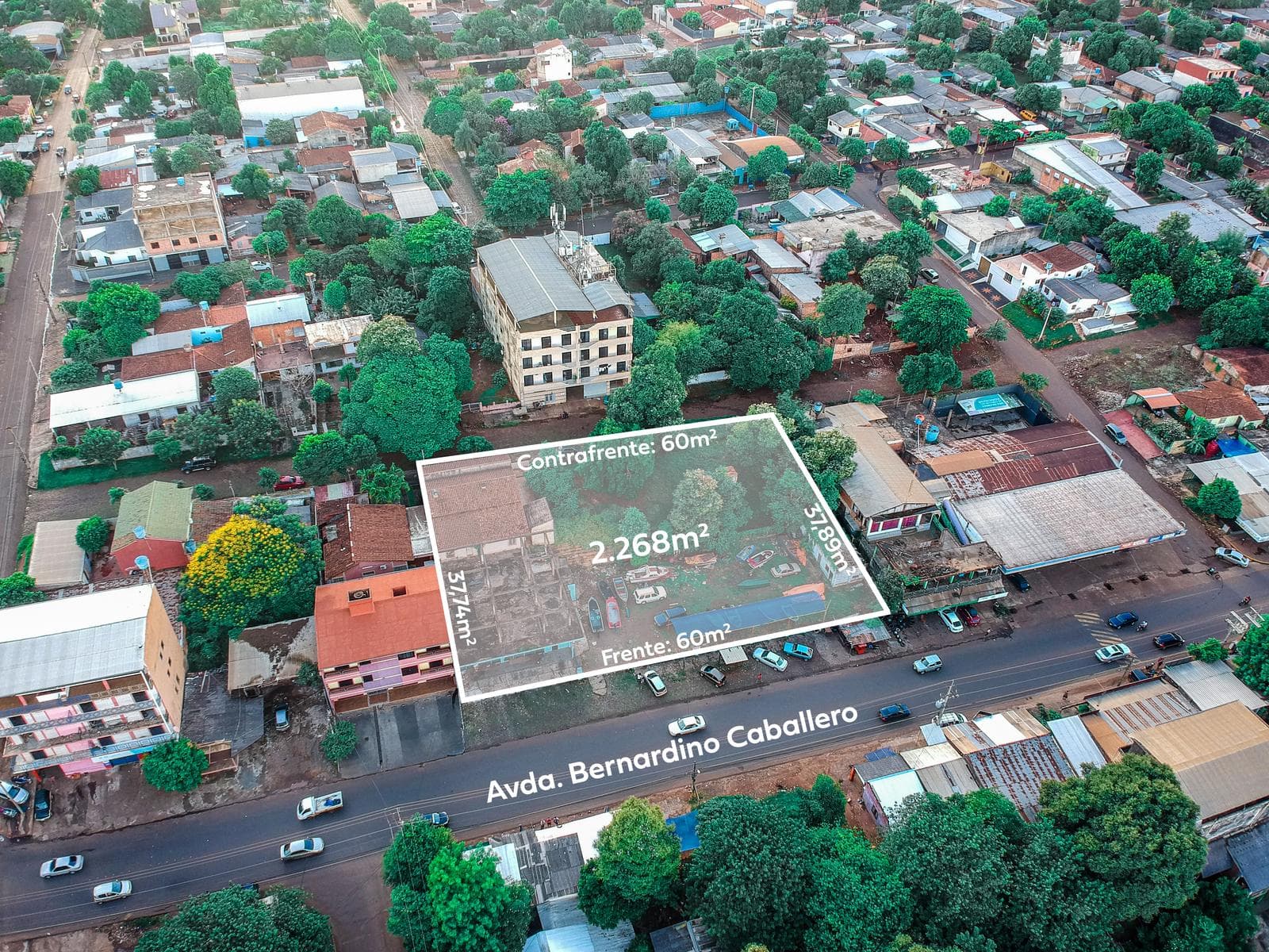 terreno de 2.258m² sobre la Avda. Gral. Bernardino Caballero, Ciudad del Este — foto 1