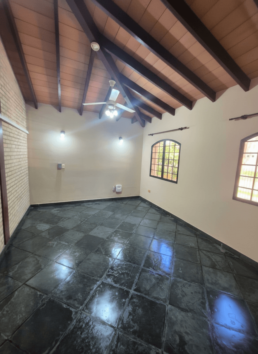 exclusiva residencia de 2 plantas en esquina, ubicada en la zona más privilegiada de Lambaré, una oportunidad inigualable para vivir con distinción — foto 3