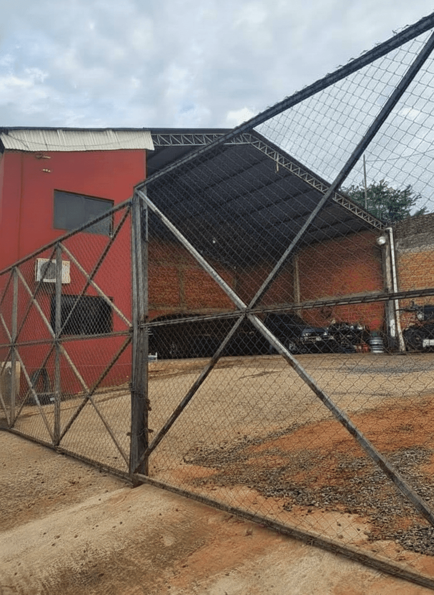 ¡Oportunidad Única! Tinglado Industrial/Comercial de 150 m² con oficina, depósito y extenso patio de aproximadamente 275 m2, estratégicamente ubicado sobre Avda. Von Polesky, foto 2