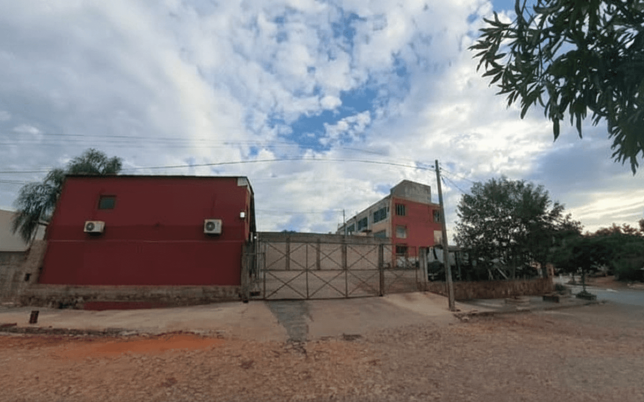 ¡Oportunidad Única! Tinglado Industrial/Comercial de 150 m² con oficina, depósito y extenso patio de aproximadamente 275 m2, estratégicamente ubicado sobre Avda. Von Polesky, foto 3