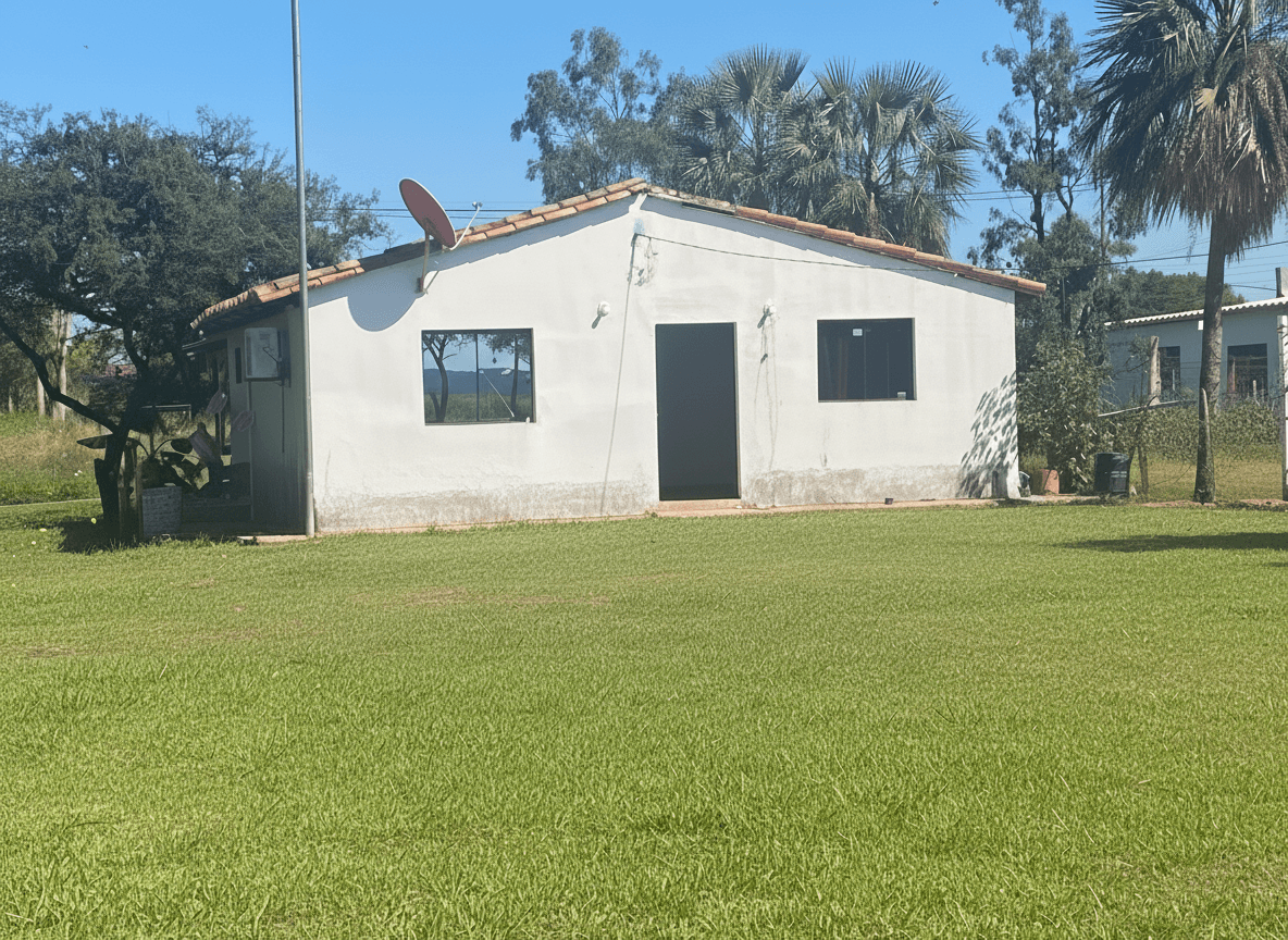 Casa espaciosa en terreno de 360 m2, a pasos de la Avda Costa Azul de Limpio, lista para mudarse. Disfrute de sala-comedor, cocina, dos dormitorios, baño completo y lavadero techado. ¡Precio inmejorable de 34,000 USD!
