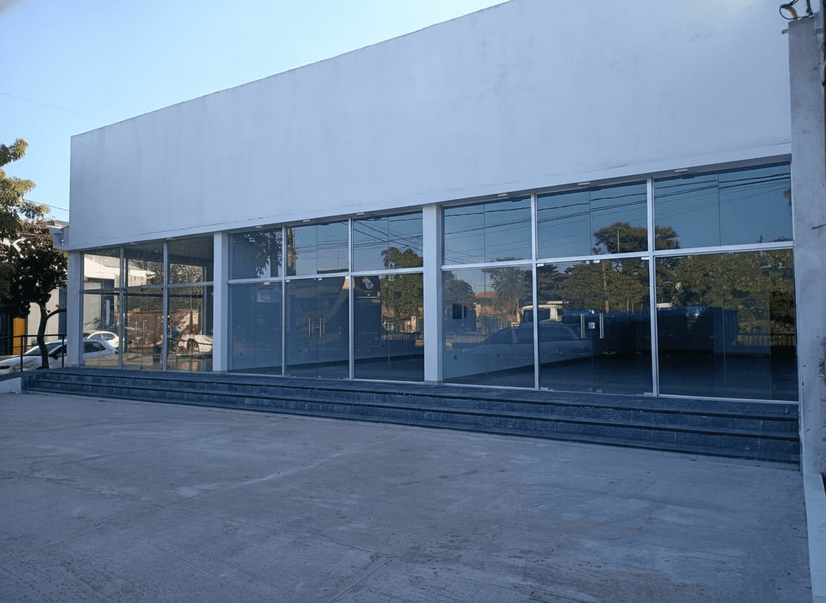ALQUILO LOCALES COMERCIALES A ESTRENAR SOBRE MADAME LYNCH. Opciones flexibles: 284 m² totales (tres locales) o unidades individuales de 108 m² y dos de 88 m²