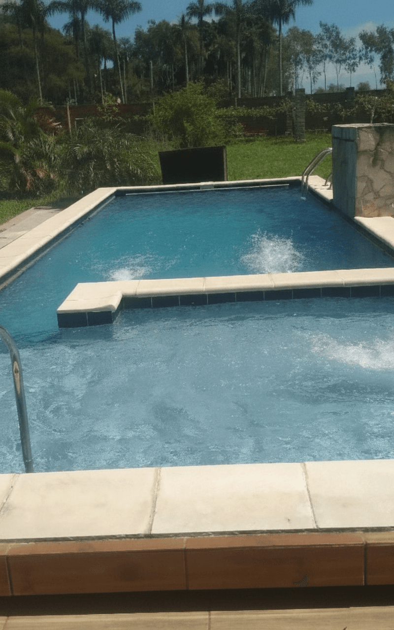Exclusiva Residencia de Lujo en Cabañas: 4 dormitorios, 5100m² de exuberante terreno con árboles frutales, impresionante piscina de 20m y ubicación privilegiada a pocas cuadras de la ruta a Caacupé