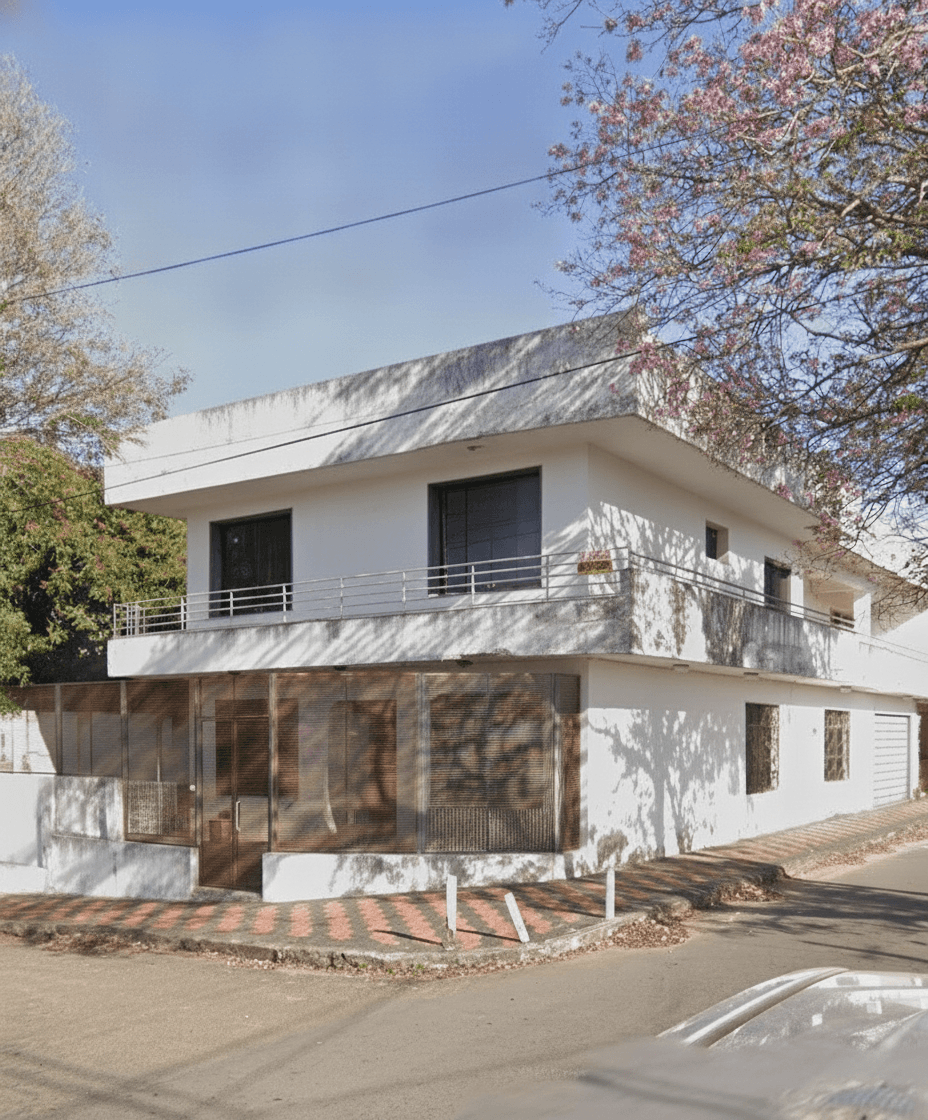 Exclusiva Esquina de Lujo en Asunción: Impresionante Inmueble de 2 Plantas en Avda. Brasil y Paso Pucú. ¡Oportunidad Única por 110.000 USD!