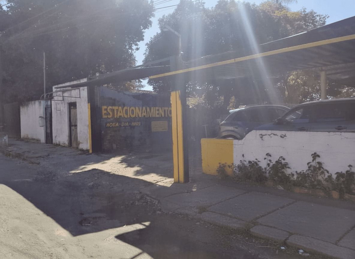 Ubicación Premium en el corazón del Mercado 4: Terreno Estratégico de 11,64 X 28,50 mts con potencial ilimitado. Ideal para desarrollos comerciales o Inversión. Actualmente operando como estacionamiento de vehículos livianos. Detrás de la Galería San Migu, foto 3