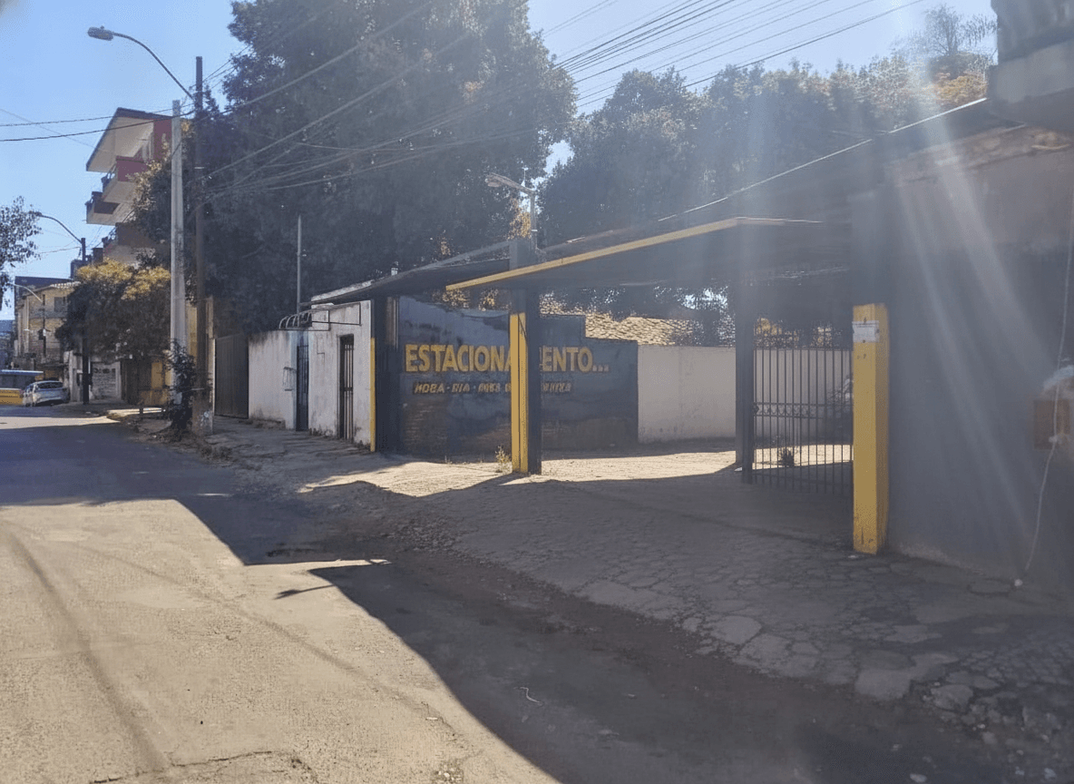 Ubicación Premium en el corazón del Mercado 4: Terreno Estratégico de 11,64 X 28,50 mts con potencial ilimitado. Ideal para desarrollos comerciales o Inversión. Actualmente operando como estacionamiento de vehículos livianos. Detrás de la Galería San Migu, foto 4