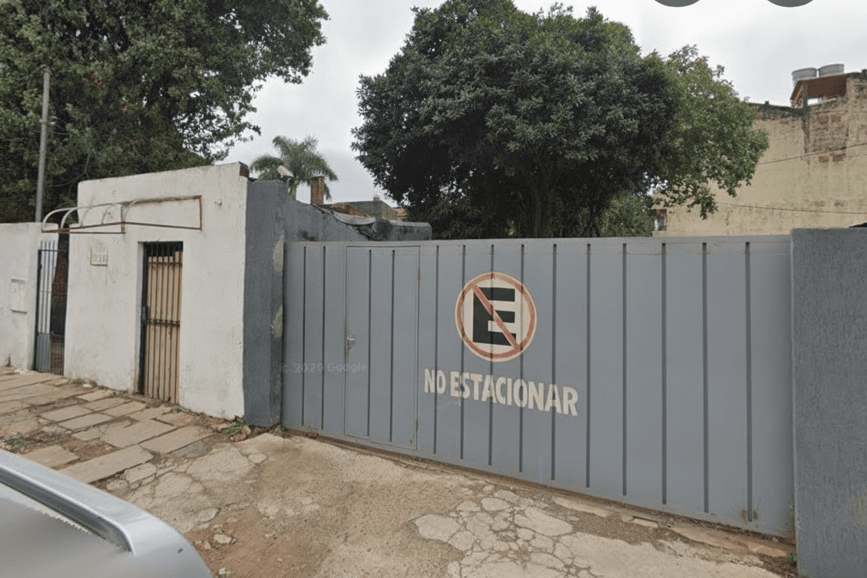 Ubicación Premium en el corazón del Mercado 4: Terreno Estratégico de 11,64 X 28,50 mts con potencial ilimitado. Ideal para desarrollos comerciales o Inversión. Actualmente operando como estacionamiento de vehículos livianos. Detrás de la Galería San Migu