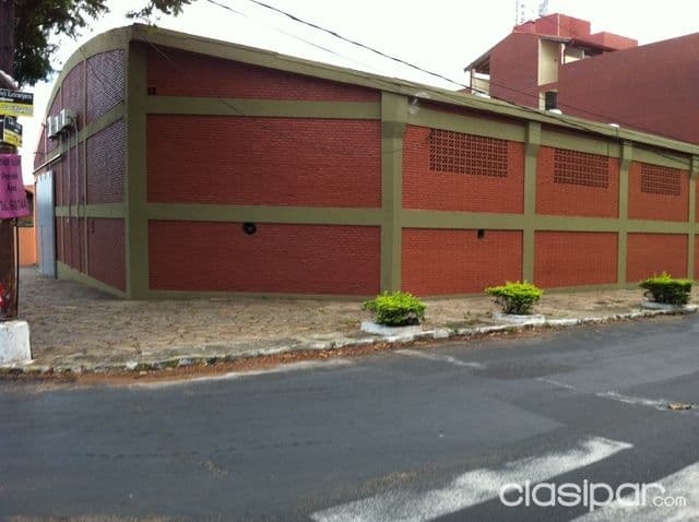 DEPOSITO sobre LAS PERLAS en esquina. Terreno de (834.79m2). Construido 950m2 — foto principal