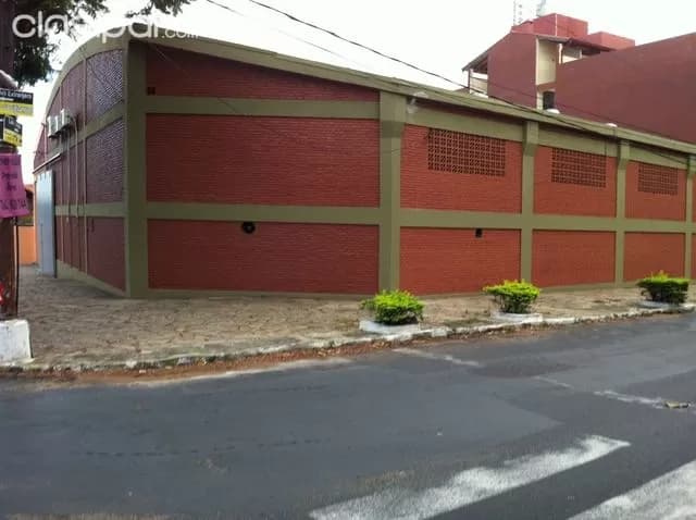 DEPOSITO sobre LAS PERLAS en esquina. Terreno de (834.79m2). Construido 950m2 — foto 2
