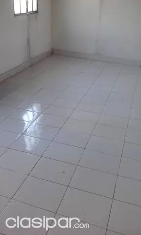 una pieza amplia con baño y lavatorio en el centro de lambare — foto 3