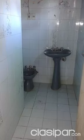una pieza amplia con baño y lavatorio en el centro de lambare — foto 4
