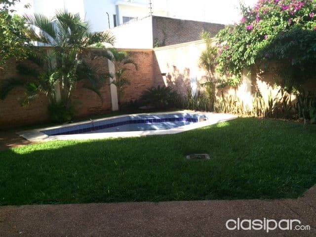 Residencia de 4 dormitorios zona Mburucuya c/piscina!!!