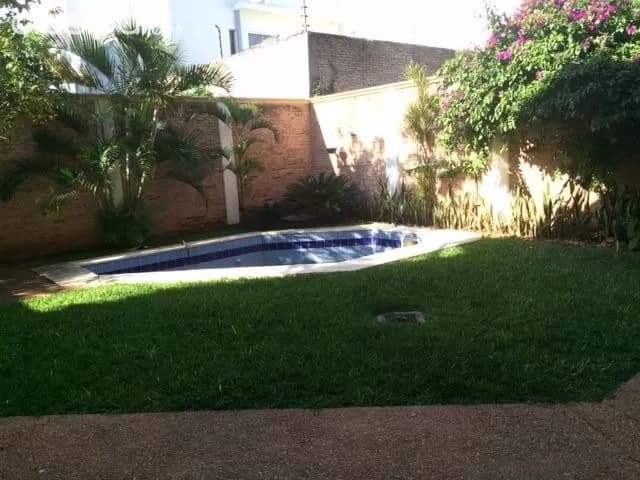 Residencia de 4 dormitorios zona Mburucuya c/piscina!!! — foto 2