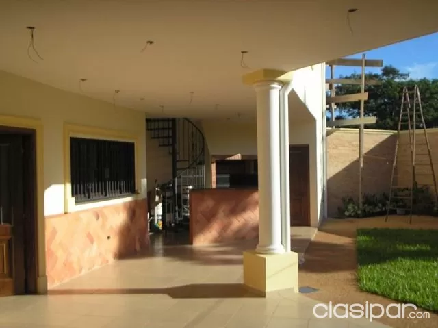 Residencia de 4 dormitorios zona Mburucuya c/piscina!!! — foto 3