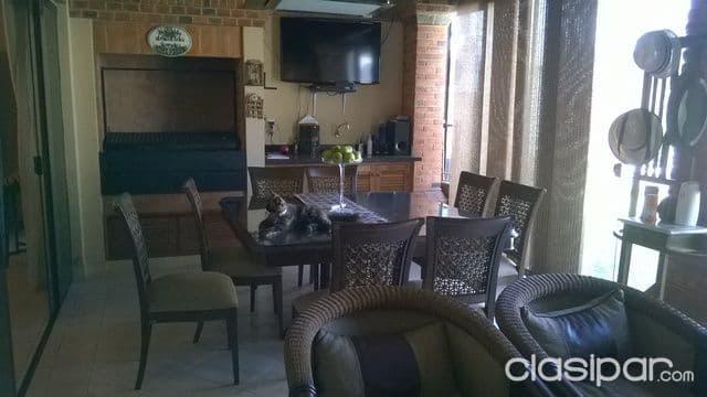 Fina residencia de cuatro dormitorios en suite en barrio mburucuya
