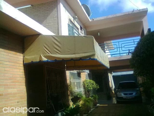 CASA con Departamento, y salón comercial sobre asfalto — foto 3