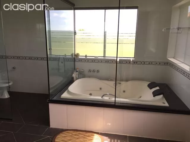 Arroyos y esteros/ dpto. Coordillera : Residencia en el country carlos franco - unica !! — foto 3