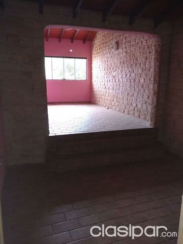 En barrio san vicente, casa en tres niveles, a una cuadra y media de felix bogado!!!