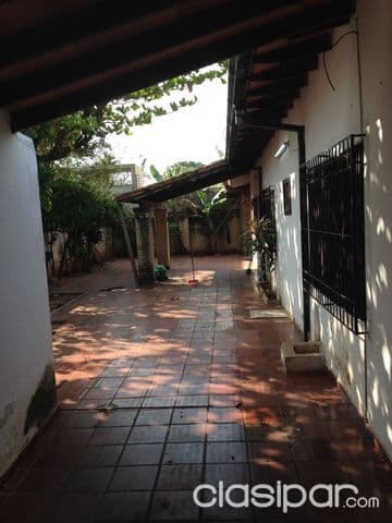 casa en barrio Mburicao...COD: CL 543