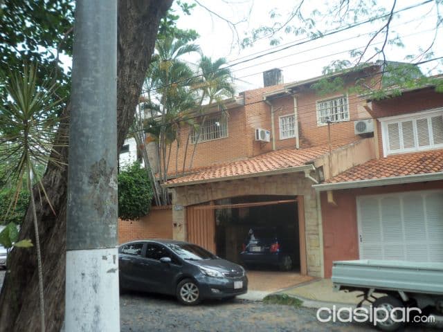 Zona shopping mcal lopez casa de 2 plantas c/ terreno de 12 X 45
