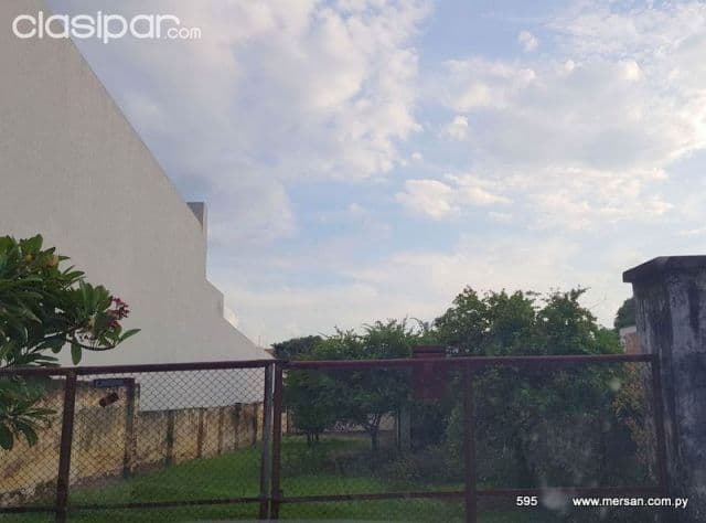 Propiedad con salida a dos calles zona shopping San Lorenzo