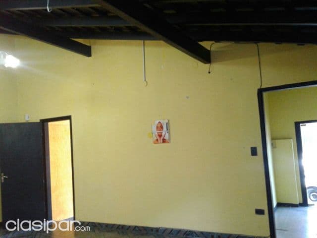 casa céntrica muy bien ubicada...con salon comercial y vivienda..... COD: CL 607