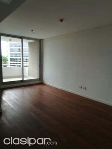 Se alquila departamento en Skytower