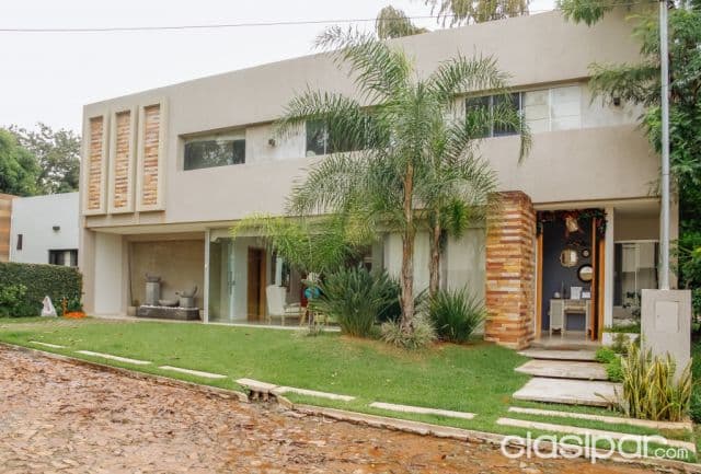 amplia y lujosa Casa de 3 dormitorios en barrio cerrado de Luque con piscina y SPA!!