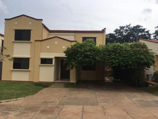 Casa en Luque en barrio cerrado. Cod 2170