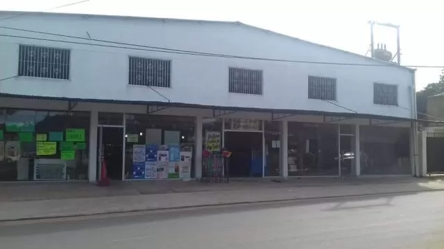 Hermsos depósito sobre calle asfaltada en Fernando de la Mora zona. E2194 — foto 2